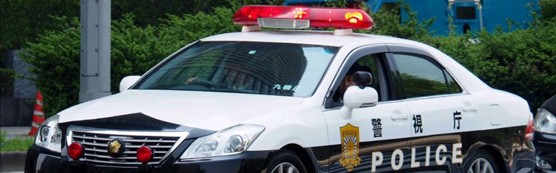 那霸市安里发生了一起抢劫案，一名男性钱财被抢，那霸警察正在追捕嫌疑人